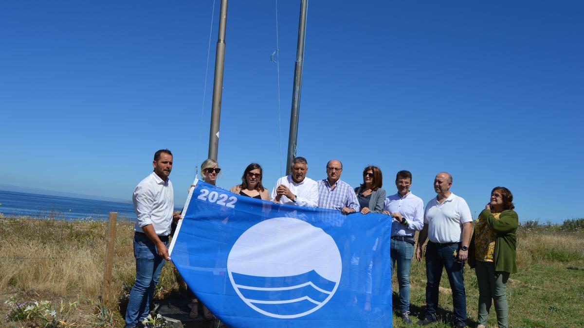 Telmo Martín y otros miembros de la Corporación en el izado de la bandera azul en Foxos.