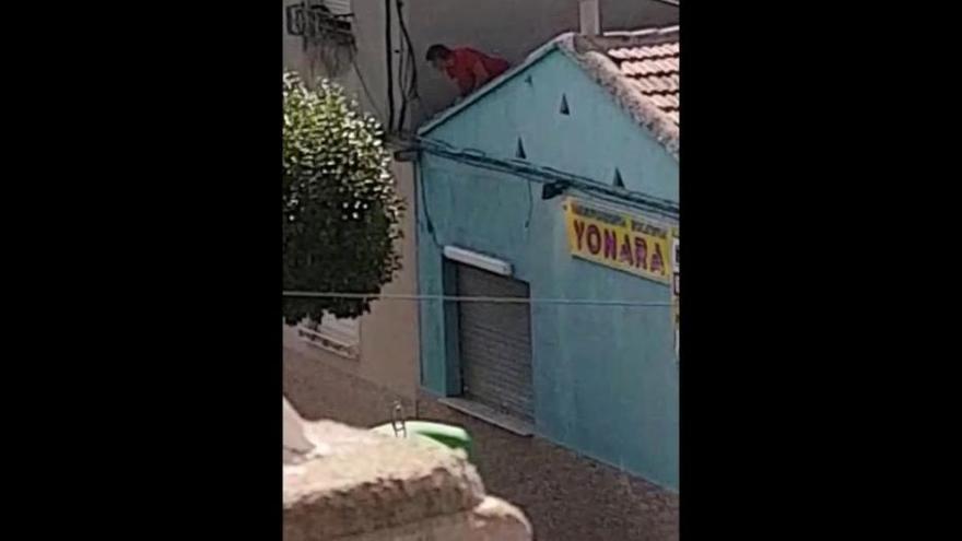 Un ladrón huye por un tejado en Las Torres de Cotillas
