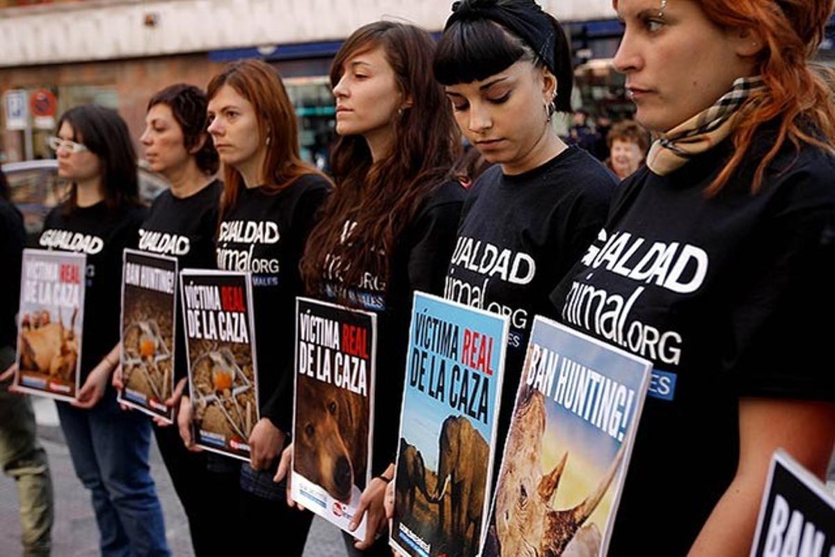 Un grup d’ecologistes protesten per la caça indiscriminada d’animals a prop de l’Hospital San José, on està ingressat el rei Joan Carles després de la caiguda a Botswana.