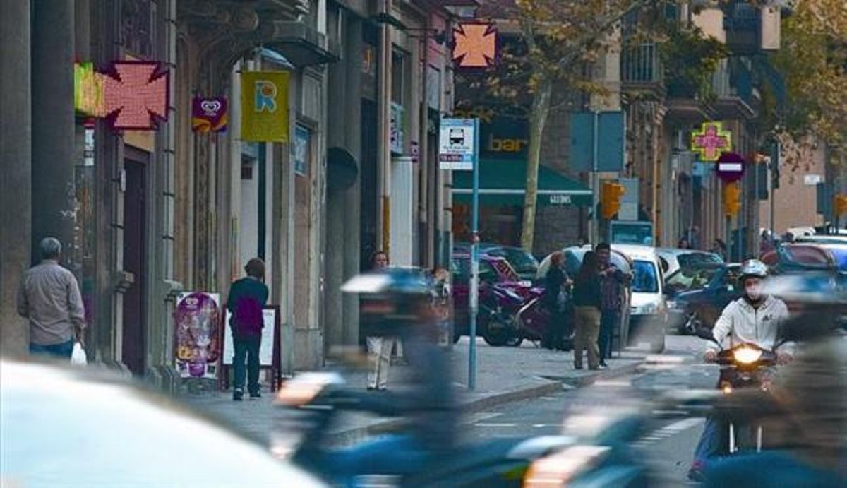 Farmàcies al passeig de Sant Joan, a Barcelona. Farmàcies al passeig de Sant Joan, a Barcelona.