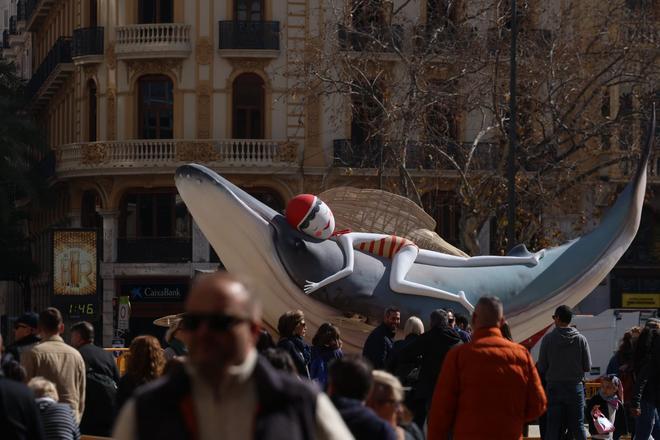 Primer domingo fallero: el buen tiempo, las churrerías y el ninot municipal atraen a los valencianos al centro