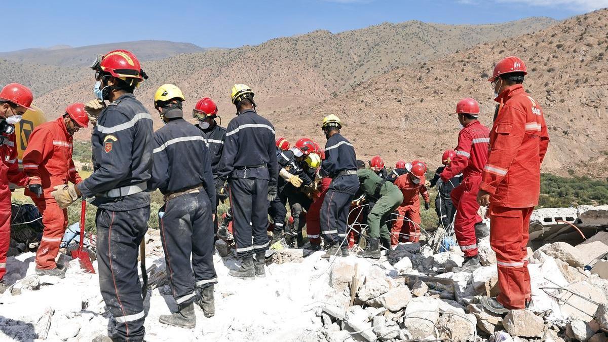 Trabajadores de los equipos de rescate buscan supervivientes entre las ruinas de un edificio derrumbado en el pueblo de Talat, al sur de Marrakech, este martes.
