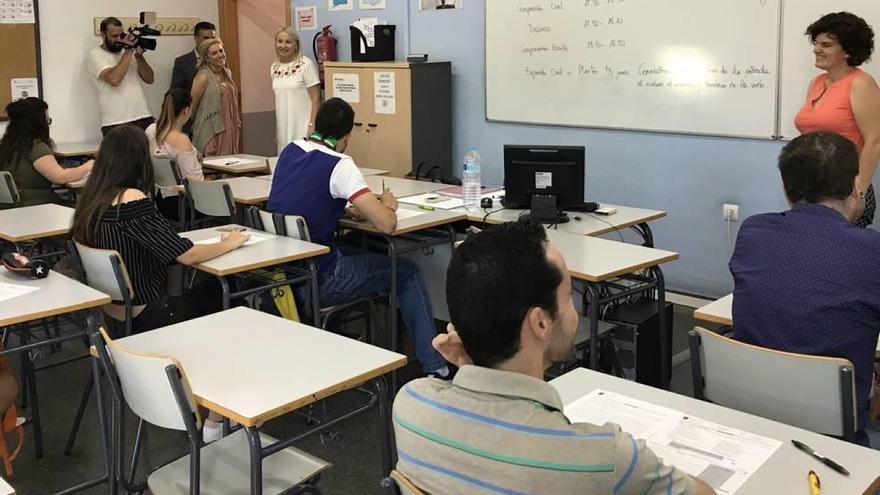 Adela Martínez-Cachá, ayer en su visita a la Escuela de Idiomas de Murcia.