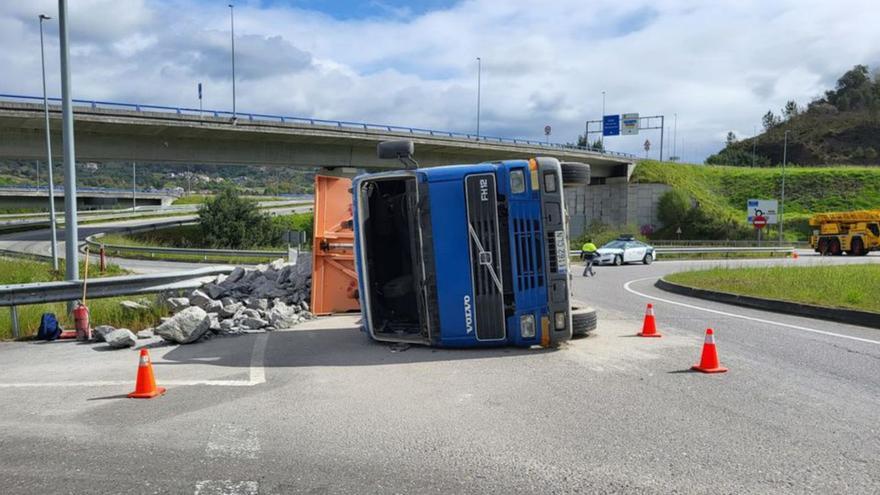 Vuelca un camión cargado de piedra en un acceso a la A-52