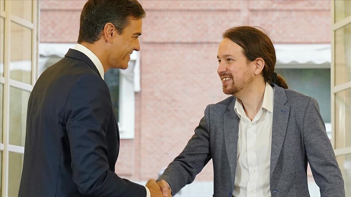 Pedro Sánchez y Pablo Iglesias, tras firmar el acuerdo para los Presupuestos el pasado mes de octubre.