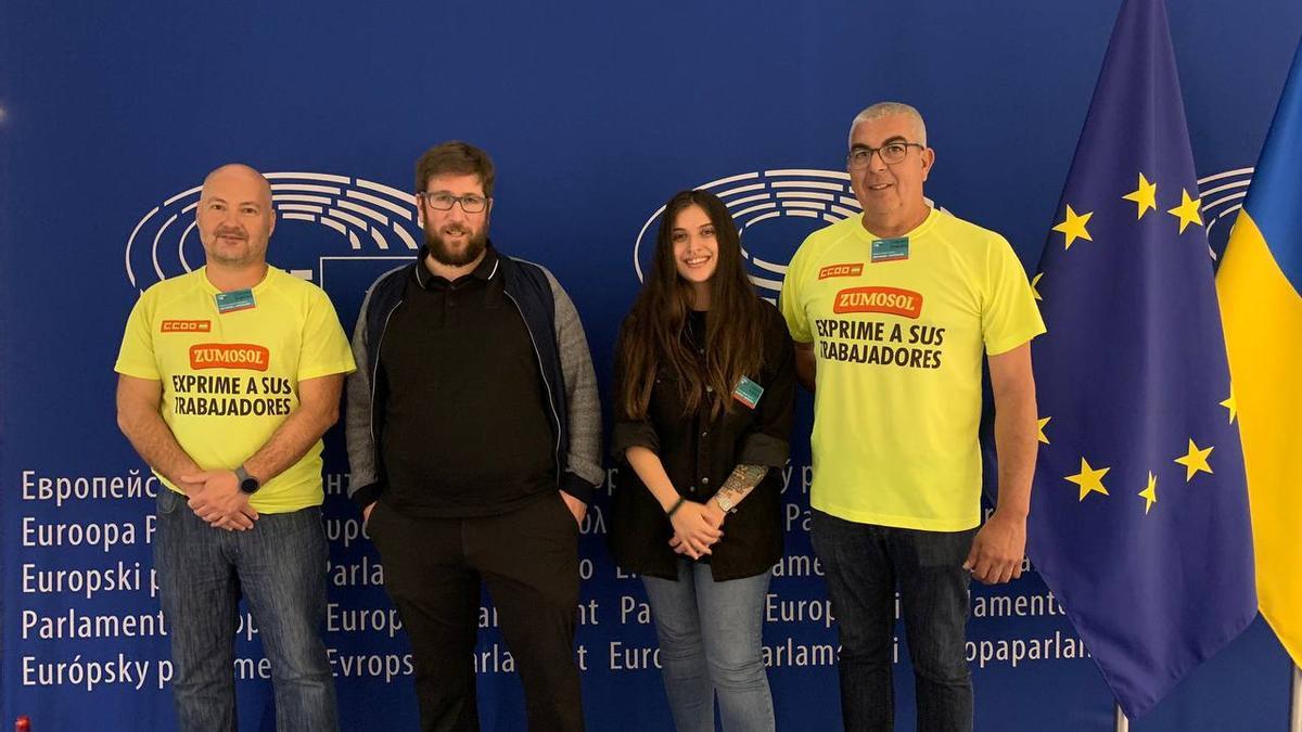 La candidata de Adelante Andalucía por Córdoba, Marta Sánchez, con los dos trabajadores de Zumosol en Bruselas.