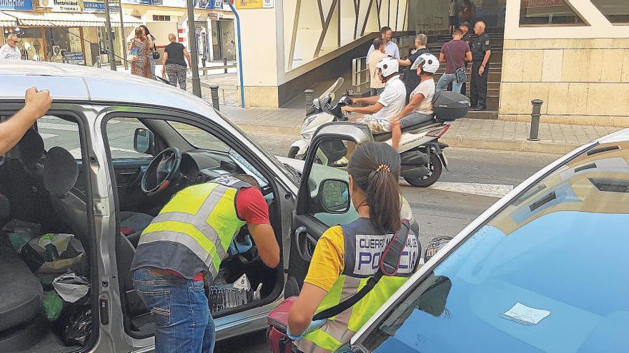 La Policía inspecciona la furgoneta de los detenidos y fotografía una garrafa que pudo usar el varón para lavarse las manos de sangre.