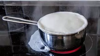 La técnica infalible para limpiar una vitrocerámica quemada y eliminar esas manchas imposibles