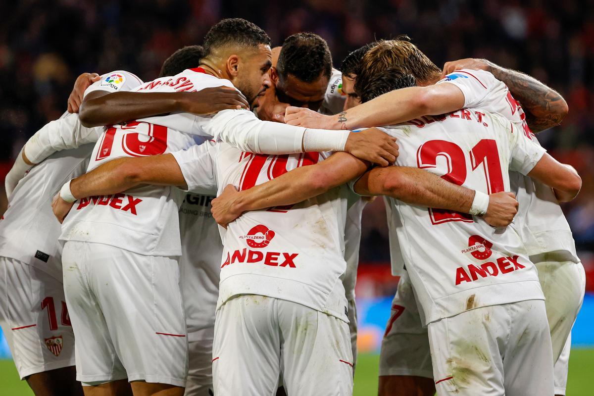 SEVILLA, 08/01/2023.- Los jugadores del Sevilla celebran el gol marcado por su compañero Marcos Acuña al Getafe durante el partido de la jornada 16 de LaLiga que el equipo andaluz disputa ante el Getafe este domingo en el estadio Sánchez Pizjuán. EFE/ Julio Muñoz