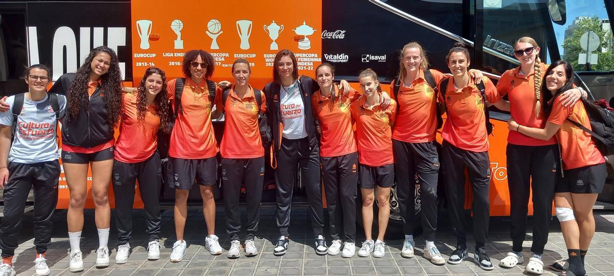 El equipo partió rumbo a Salamanca &quot;con la ilusión y la ambición&quot; de regresar como campeonas de Liga Femenina