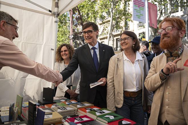 El president de la Generalitat, Salvador Illa, pasea por el centro de Barcelona acompañado de su esposa, Marta Estruch, el día de Sant Jordi