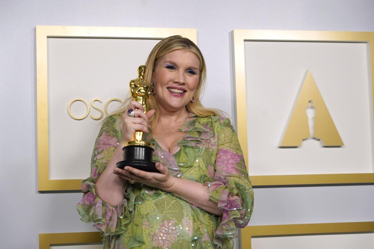 La guionista y actriz Emerald Fennell con su Oscar por 'Una joven prometedora'.