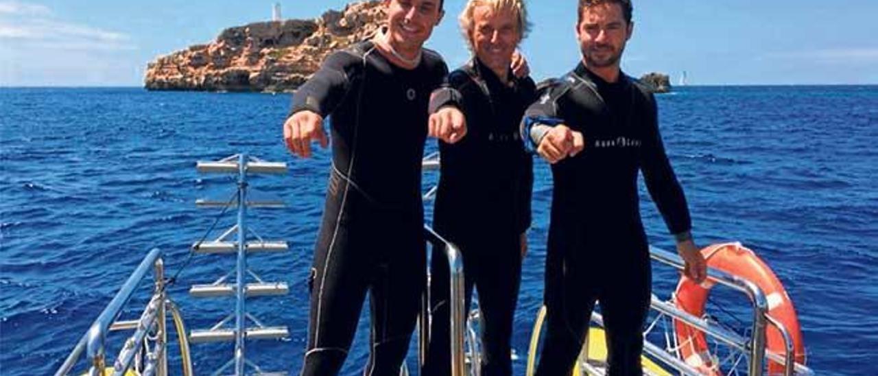 González, Calleja y Bisbal, frente al islote del Toro.