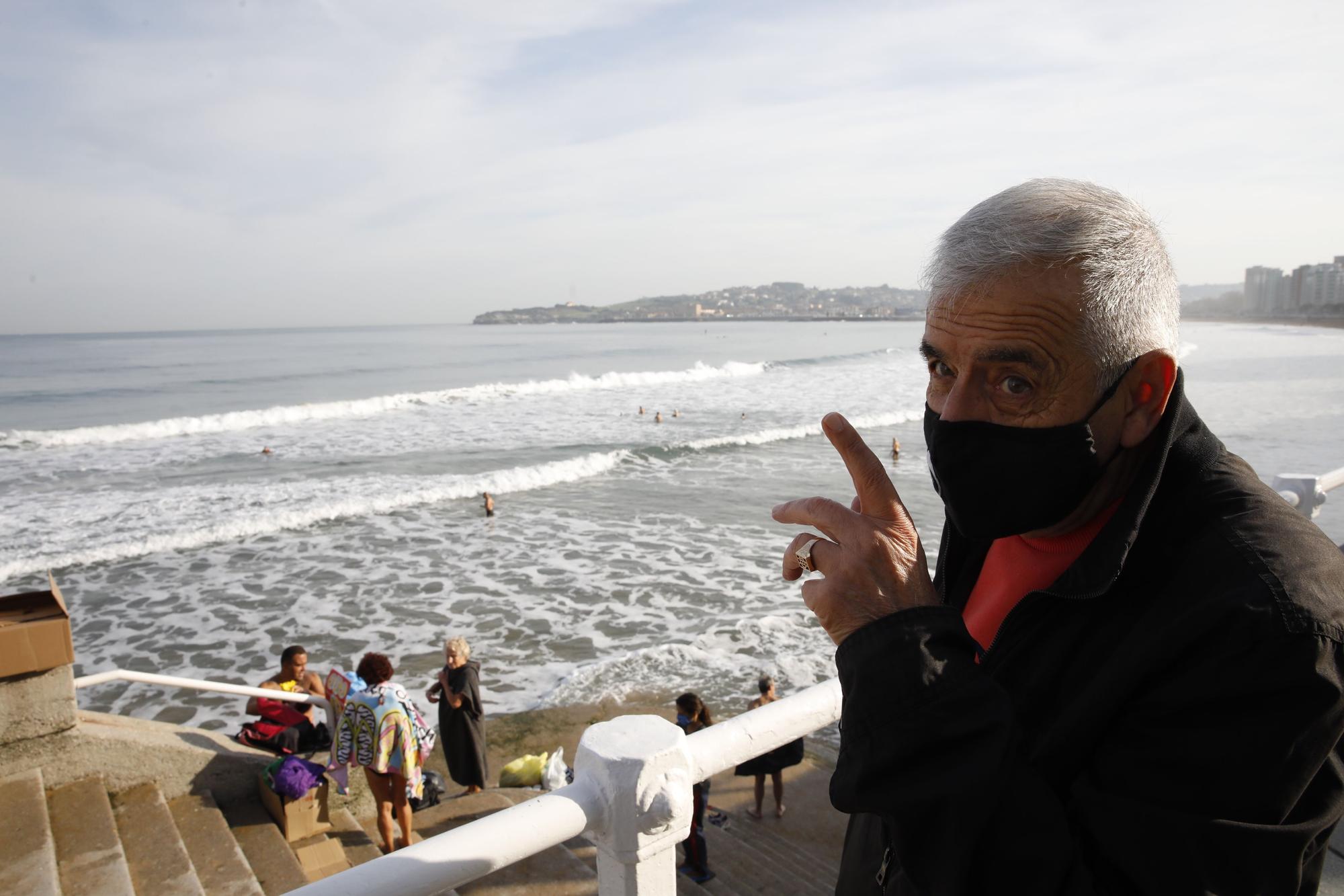 Los ba�istas de la Escalerona, en la playa de San Lorenzo (5).jpg