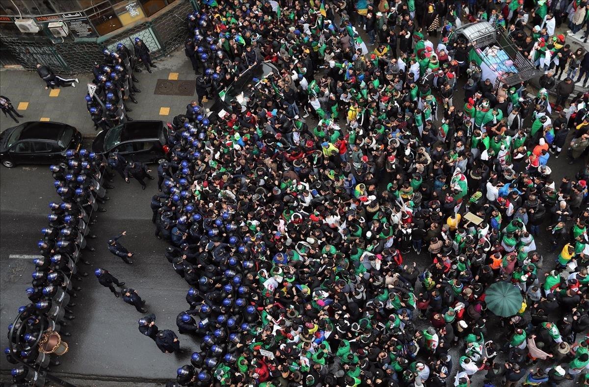 Una multitudprotesta en contra del presidente argelino, Abdelaziz Bouterfika, en Argel. 