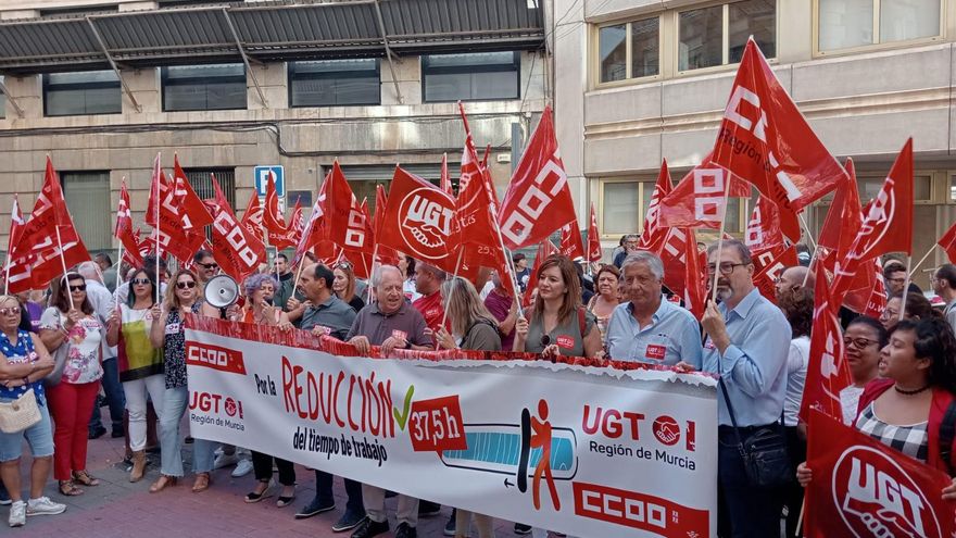CC OO y UGT reclaman la jornada de 37,5 horas a las puertas de la Croem