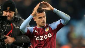 Philippe Coutinho le hace gestos a la afición del Aston Villa