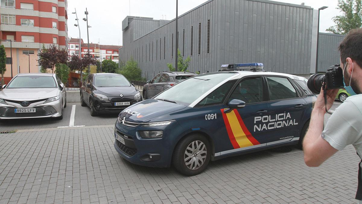 Traslado de un detenido al juzgado de Ourense.