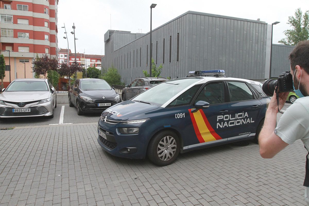 Traslado de un detenido al juzgado de Ourense.