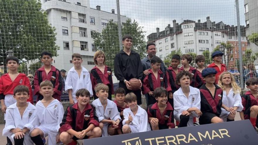 VÍDEO: Vetusta vuelve a 1926: el Real Oviedo se mide al Arenas de Getxo en recuerdo del primer partido de la historia azul