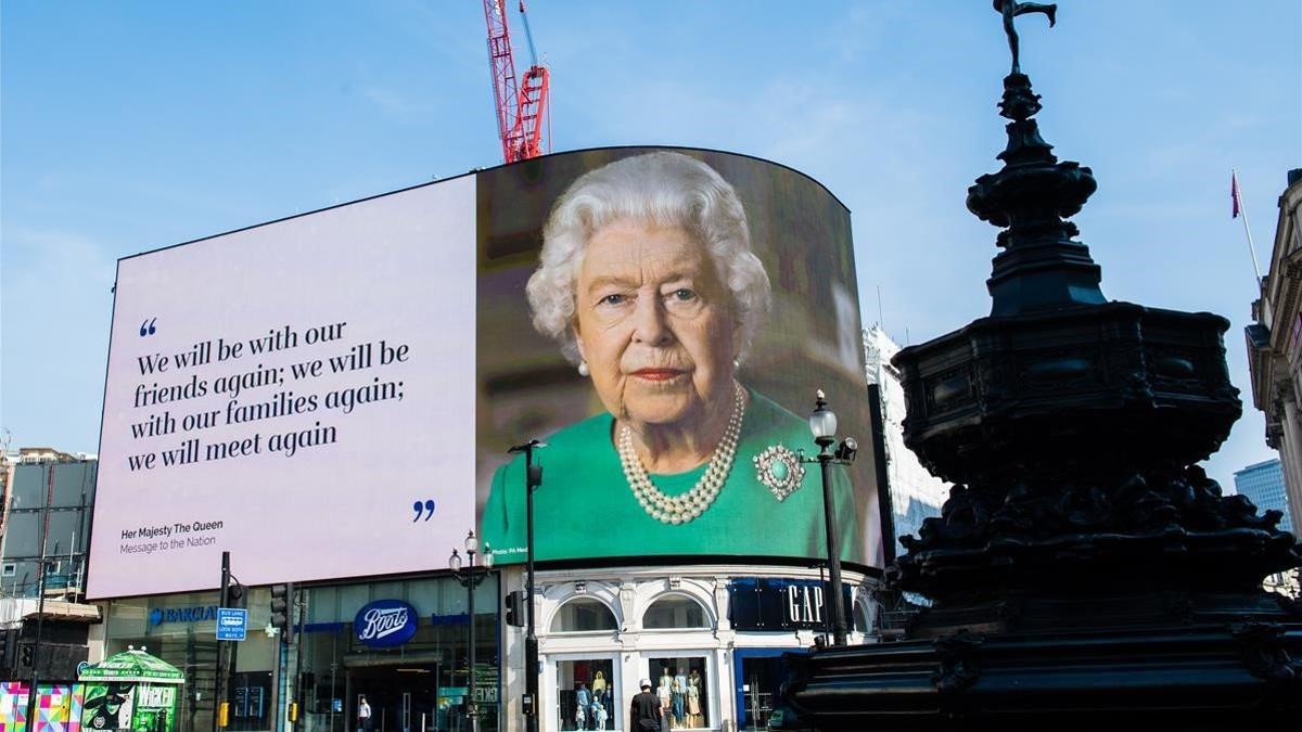 Imagen de la reina Isabel con una de las frases que dio en su discurso del pasado 10 de abril, en la plaza de Piccadilly de Londres.