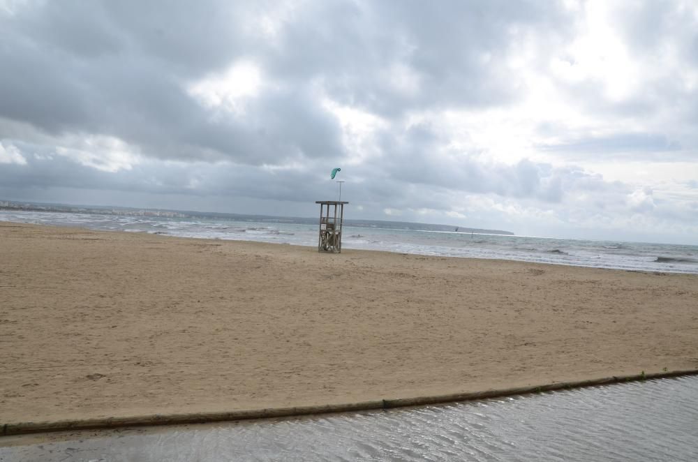 November-Wetter auf Mallorca - den Surfern gefällt's