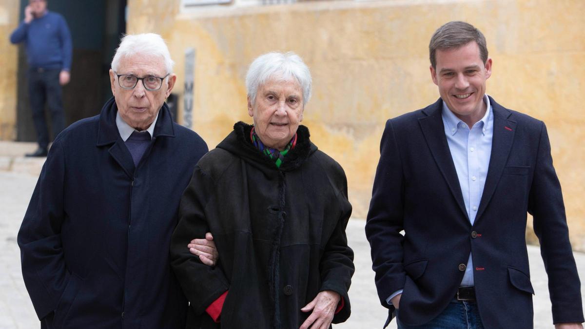 Raimon, Annalisa y el alcalde Roger Cerdà, en una imagen captada en 15 de febrero de 2023.