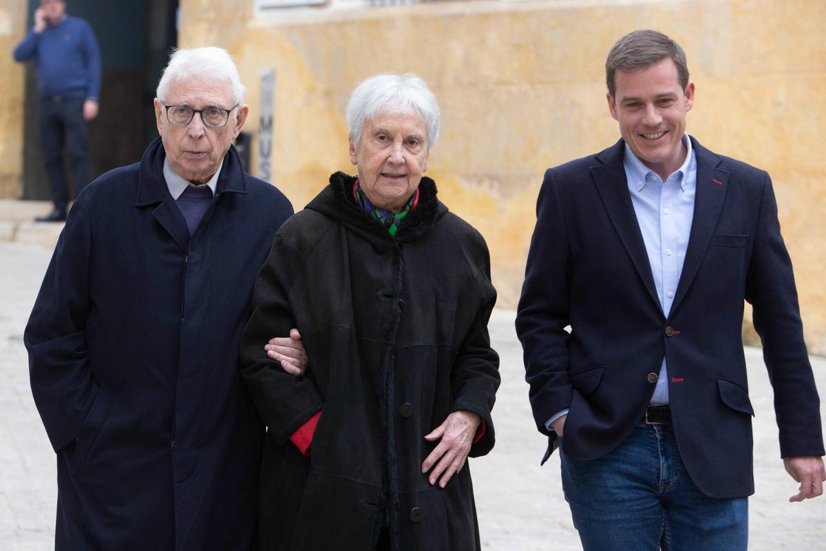 Raimon, Annalisa y el alcalde Roger Cerdà, en una imagen captada en 15 de febrero de 2023.
