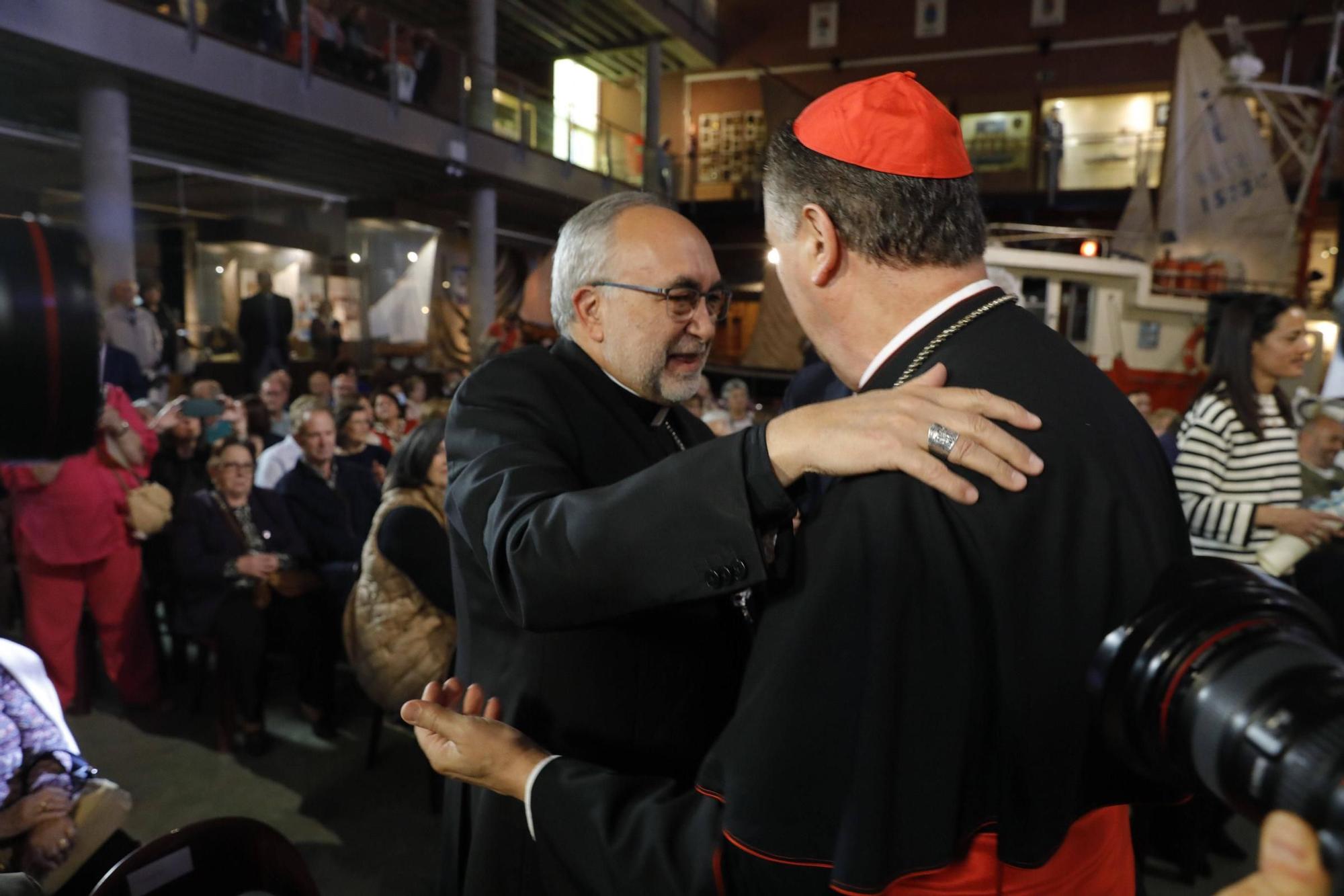 El cardenal Ángel  Fernández Artime recibe el título de Hijo Predilecto de Asturias en Luanco (Gozón)