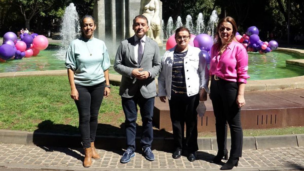 Bermúdez, con Estefanía Hernández, Pilar Carballo y Carmen Soto.