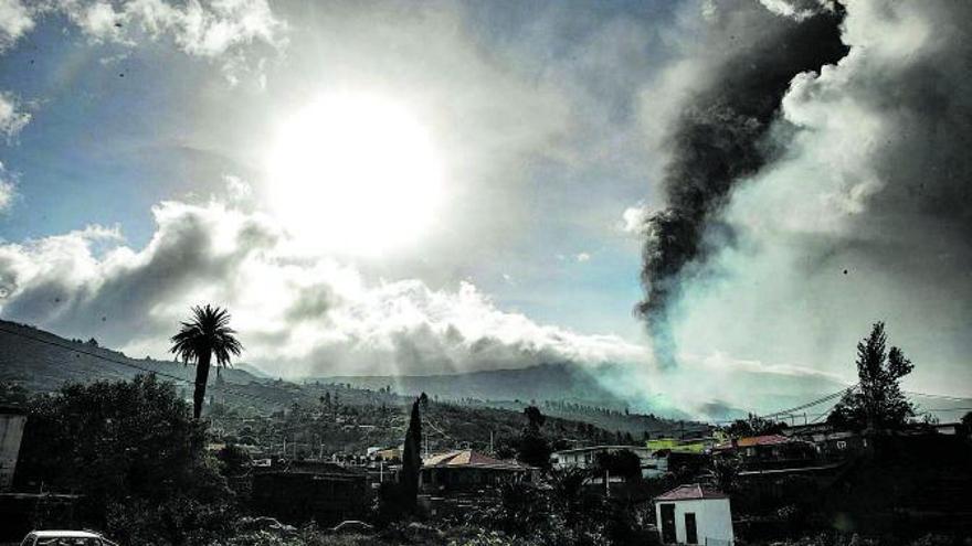 Vista general del volcán desde el núcleo urbano de Todoque, en La Palma.   | // KIKE RINCÓN