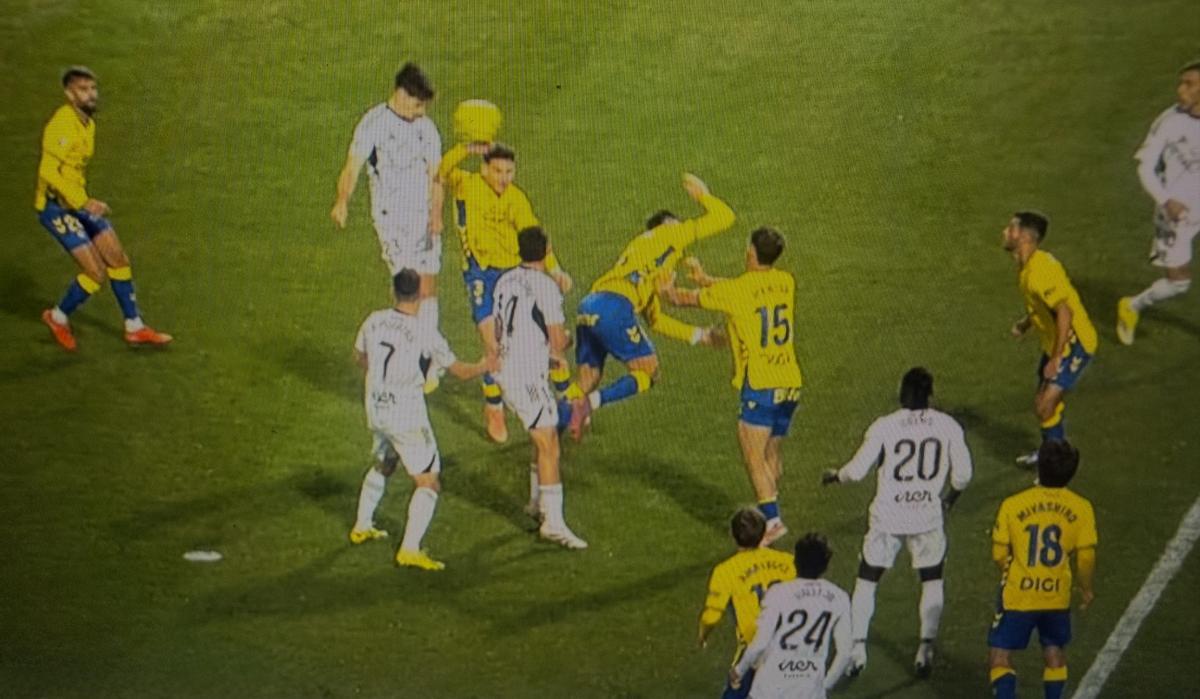 La mano de Mika Mármol, en la acción del penalti que transformó Jefté Betancor.