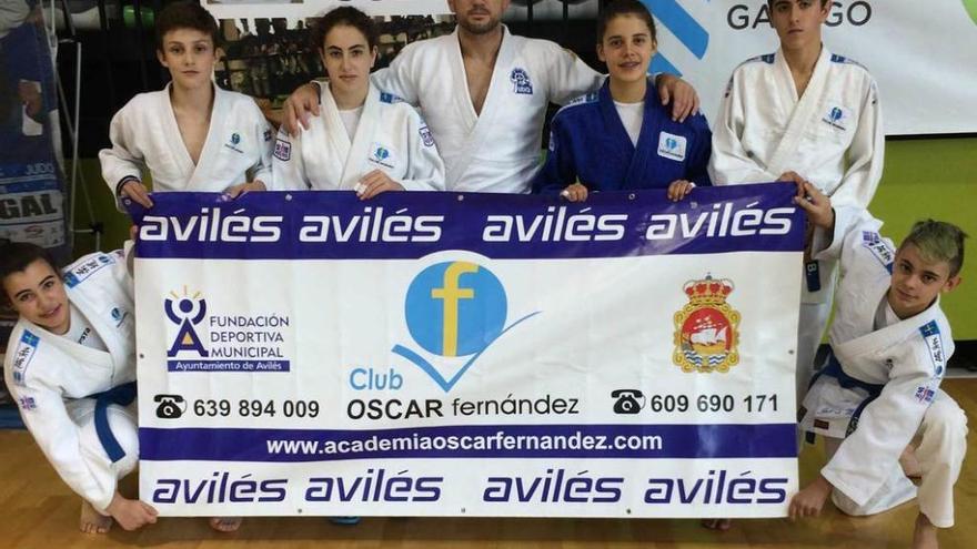 Los representantes del club Óscar Fernández en Vigo.