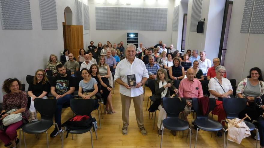 Enrique Llorián González presenta &quot;Operación títeres&quot;, su nueva novela, en el Antiguo Instituto