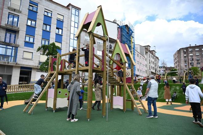Diferentes actividades en la inauguración del parque infantil de la plaza das Regas.