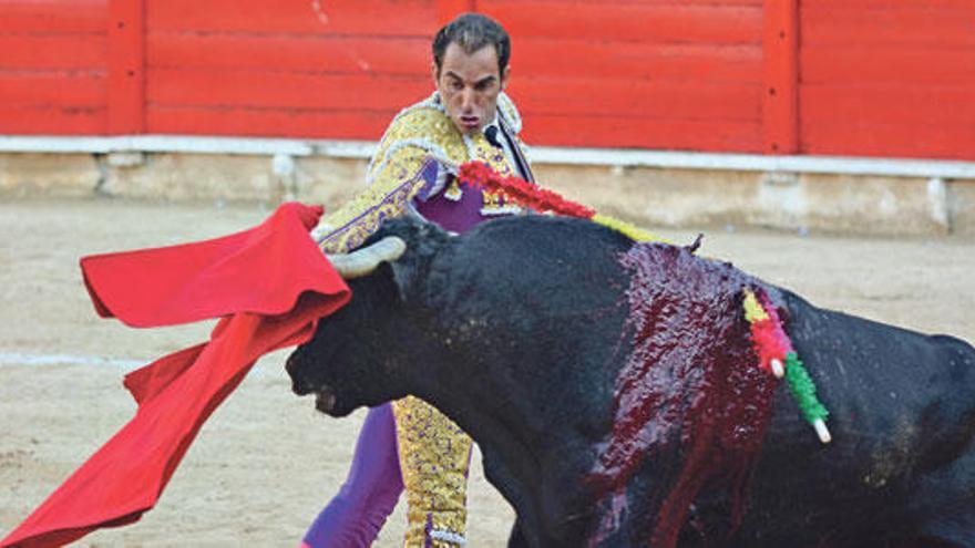 Salvador Cortés en un pase de pecho.