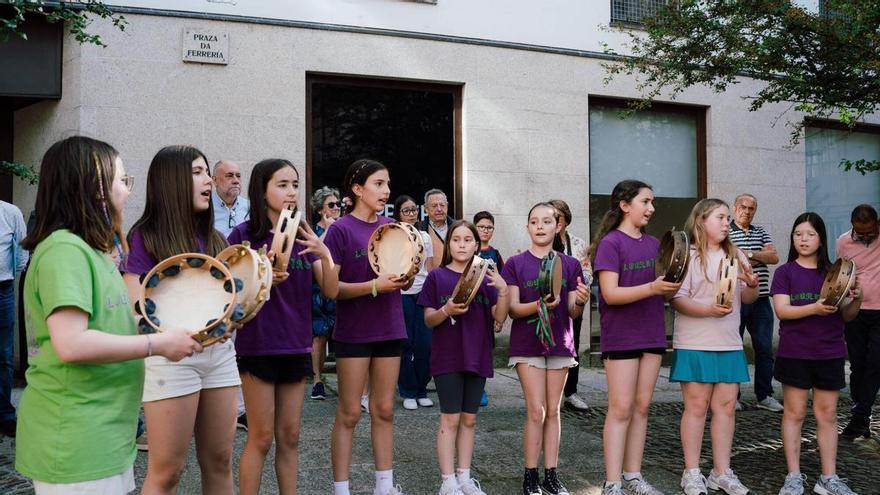 A Agrupación Miño celebra o Día de las Letras Galegas con arte e música na Praza da Ferrería