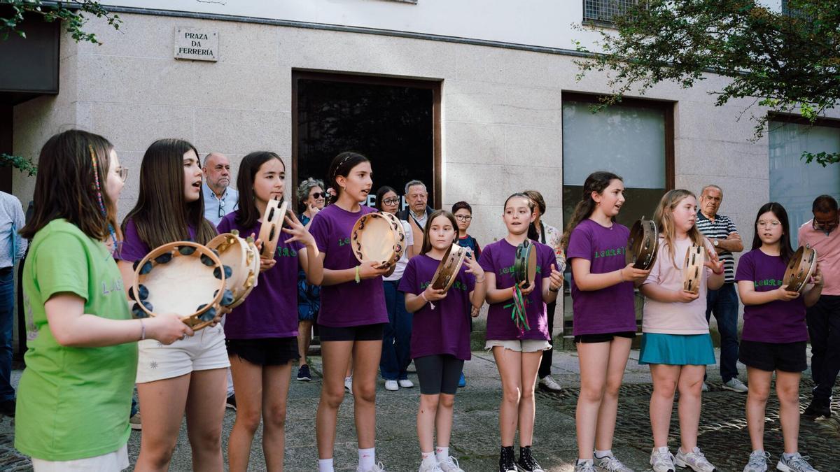 As pequenas pandeireteiras da asociación veciñal Loureiro.