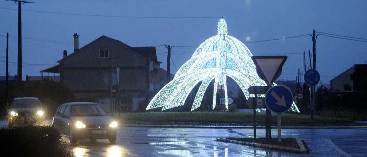 Figura luminosa de las fiestas de San Miguel de Deiro del pasado año. // Noé Parga