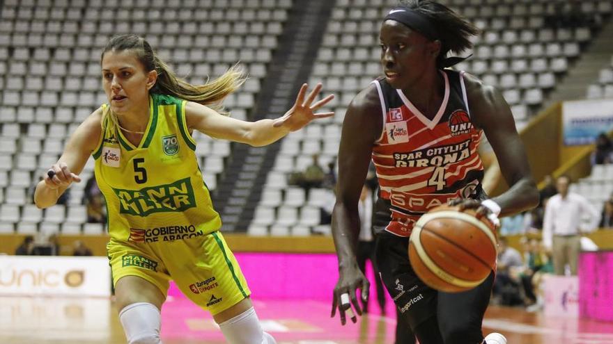 Magali Mendy, defensada per Gabi Ocete (Mann Filter), en el partit de diumenge a Fontajau