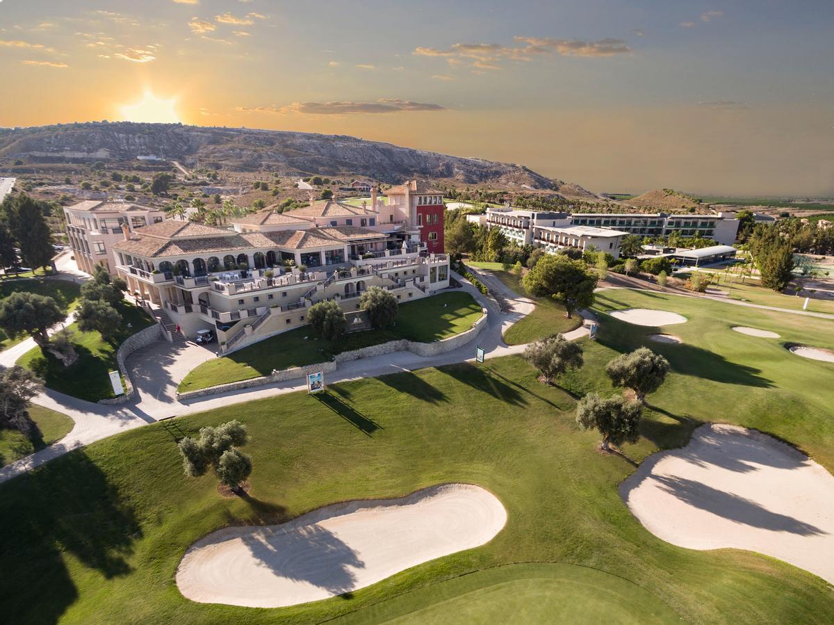 Con más de 3 millones de metros cuadrados de zonas verdes, jardines y vistas abiertas al campo de golf, La Finca Resort ofrece un estilo de vida único.