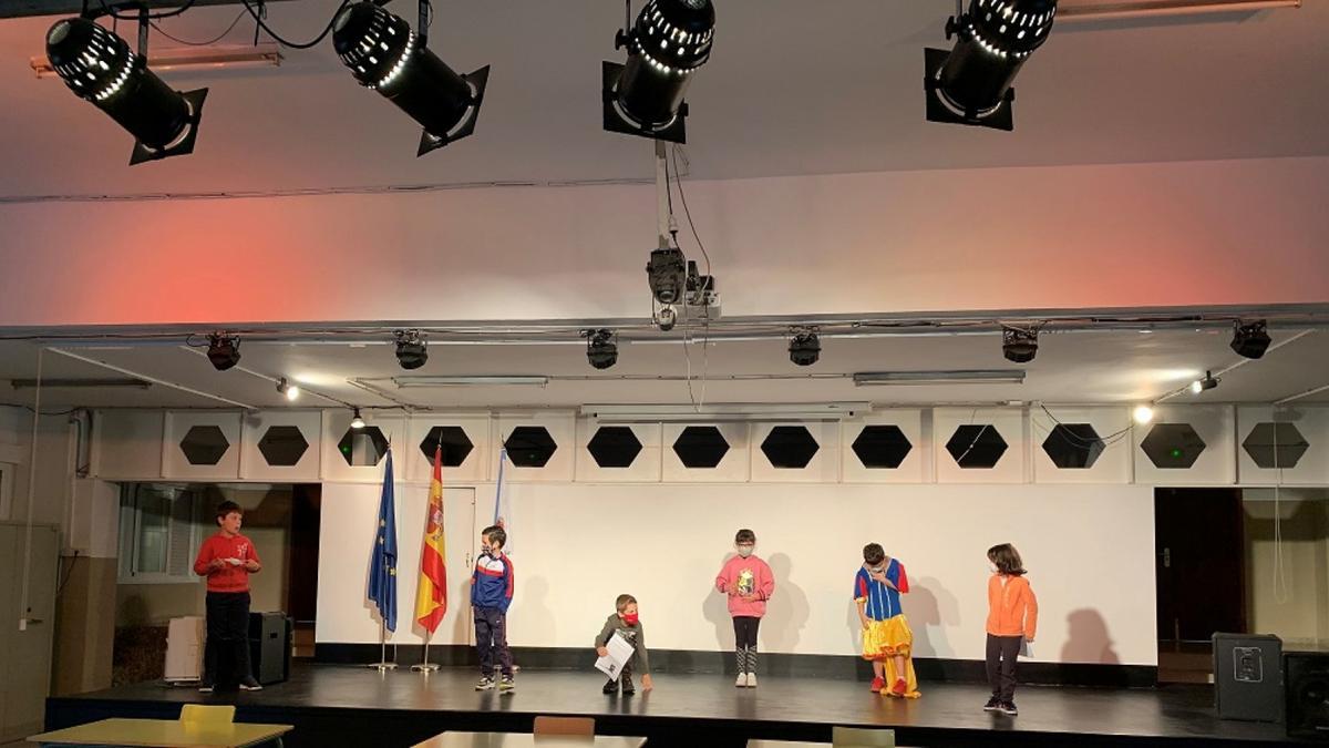 Alumnos haciendo teatro con mascarilla.