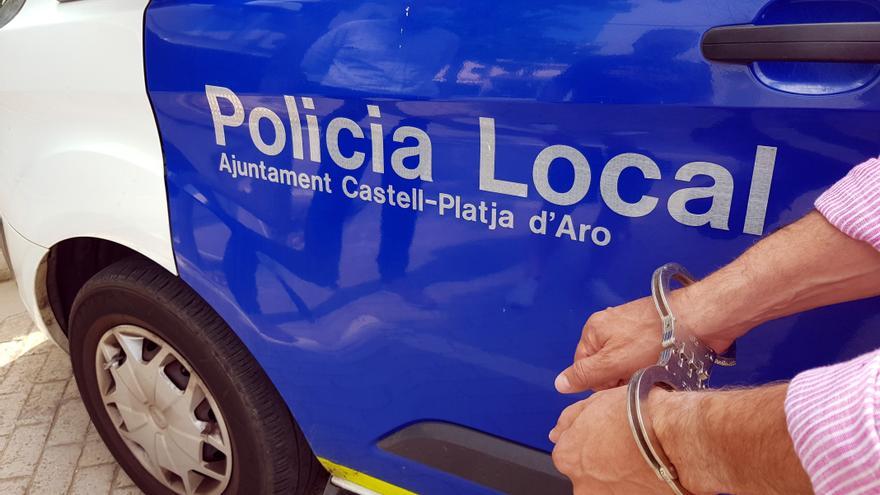 Persecució policial d&#039;un lladre d&#039;habitatges pel centre de Platja d&#039;Aro