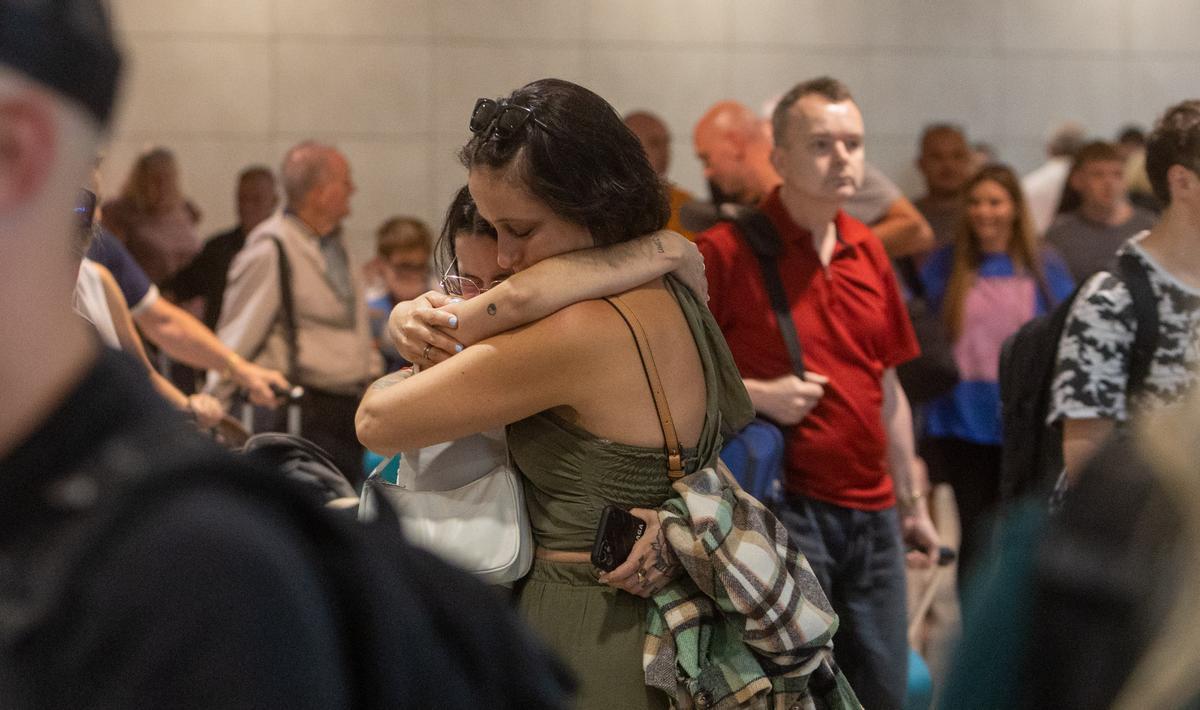 Dos jóvenes se despiden en el aeropuerto de Alicante-Elche.