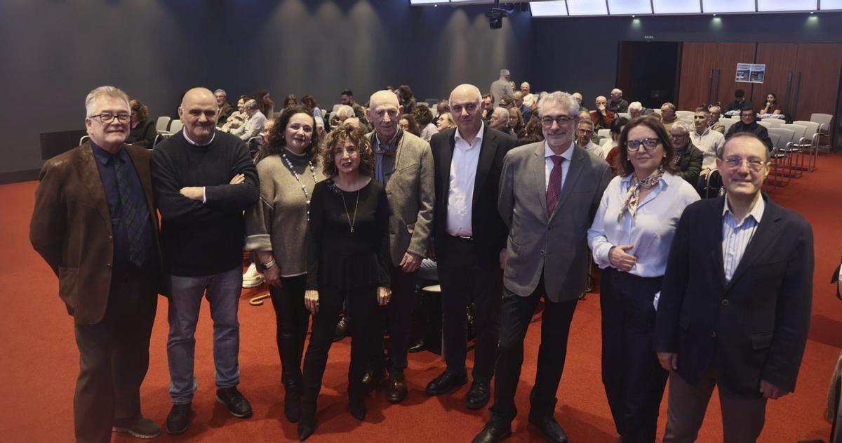De izquierda a derecha, Miguel Morán, Manuel Pozo, María Cruz Rubio, Esther Matute, Ramón García Cuervo, Julio Rodríguez, José Arias, Elena Suárez Trabanco y José Manuel Argüelles, ayer en el Club.   | MARIO CANTELI