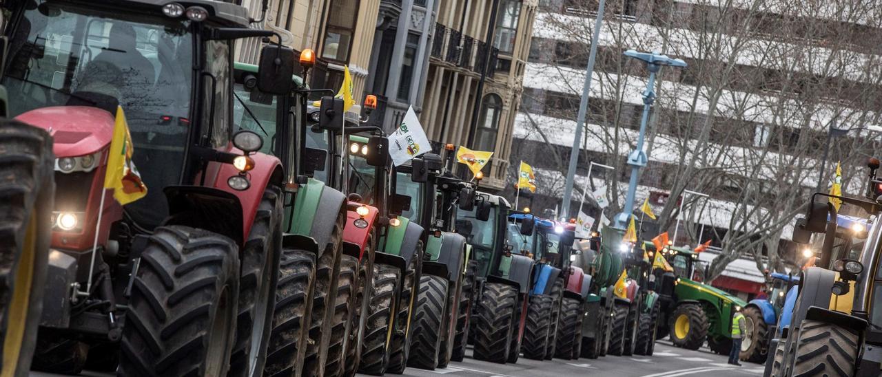 Tractores por el centro de Zamora en una de las manifestaciones del sector agrario