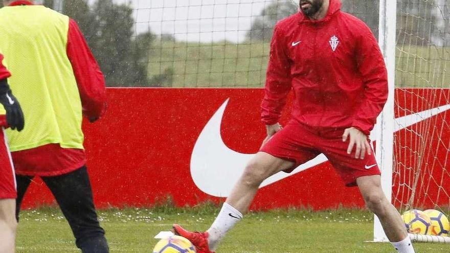 Guitián controla el balón durante un entrenamiento.