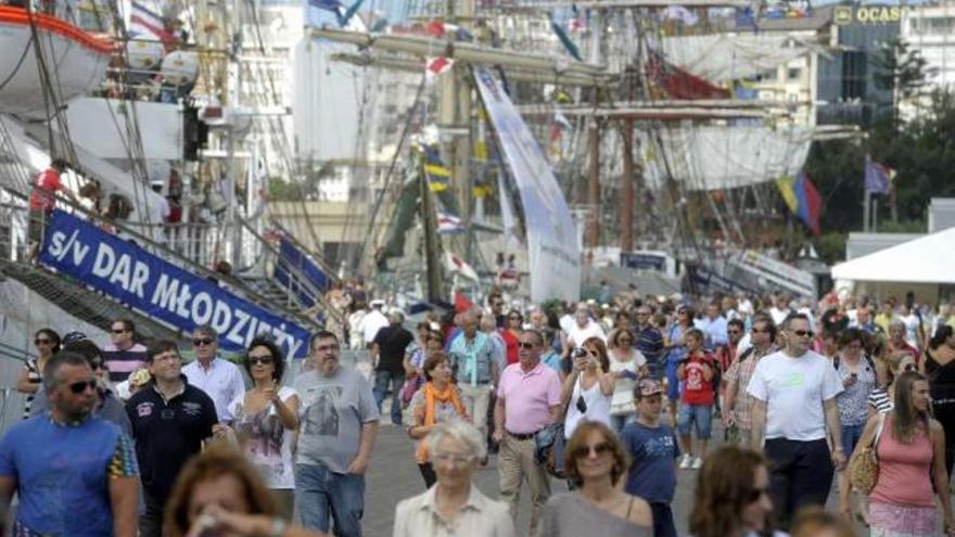 Visitantes a las embarcaciones que participaron en la Tall Ship Races en su parada en A Coruña. / juan varela