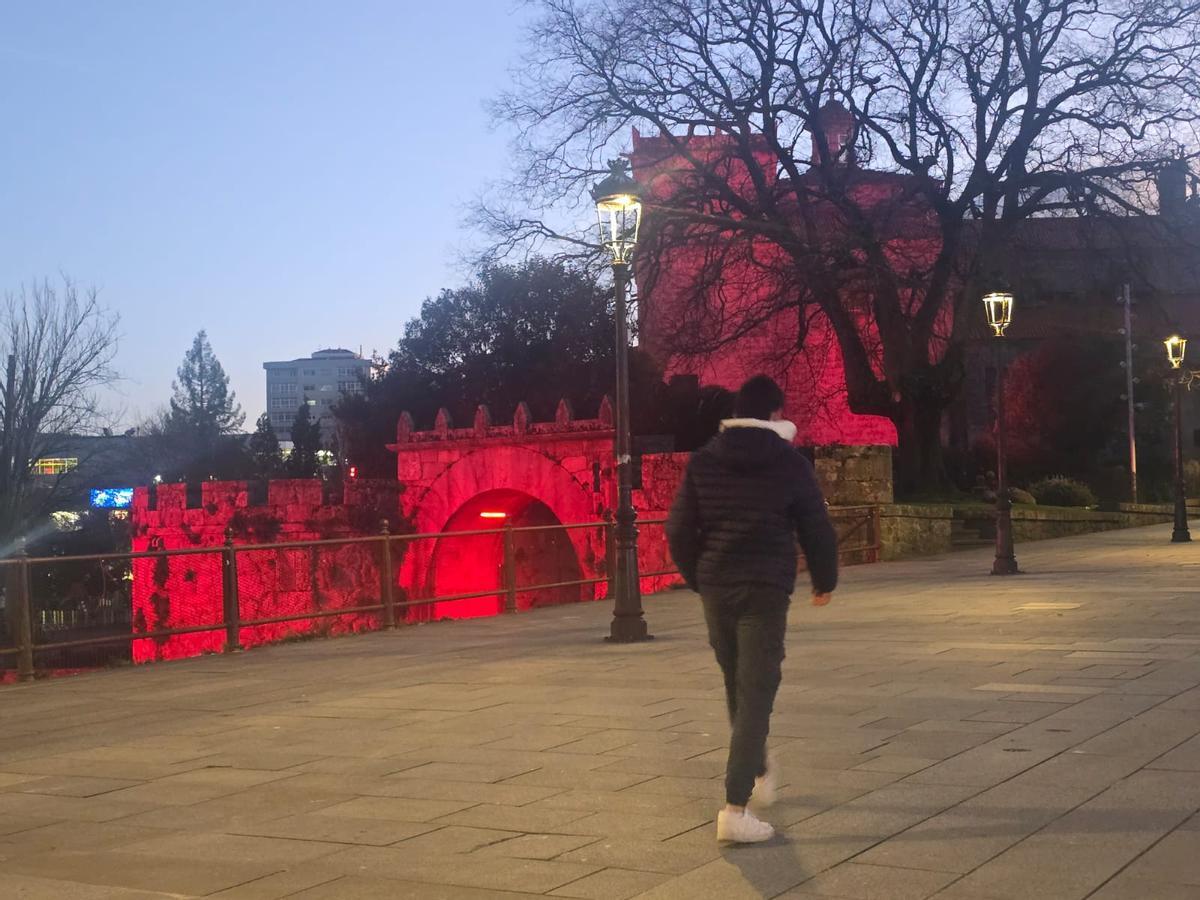 Un joven pasea por Vista Alegre, ya con la iluminación activada, ayer.