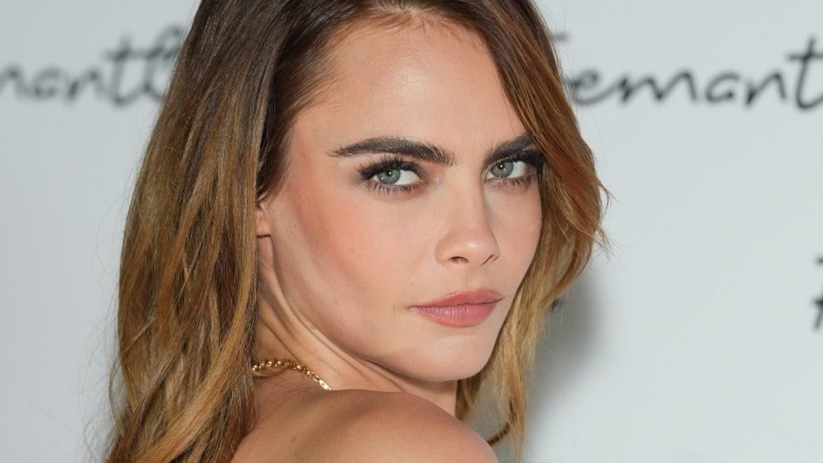 Cara Delevingne reaparece en Cannes vestida con un LBD